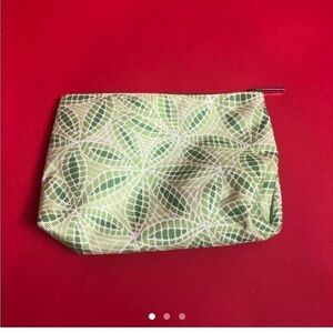 Simple floral makeup/pencil case 💚🤍​​​​​​​​​​​​​​​​​​​​​​​​